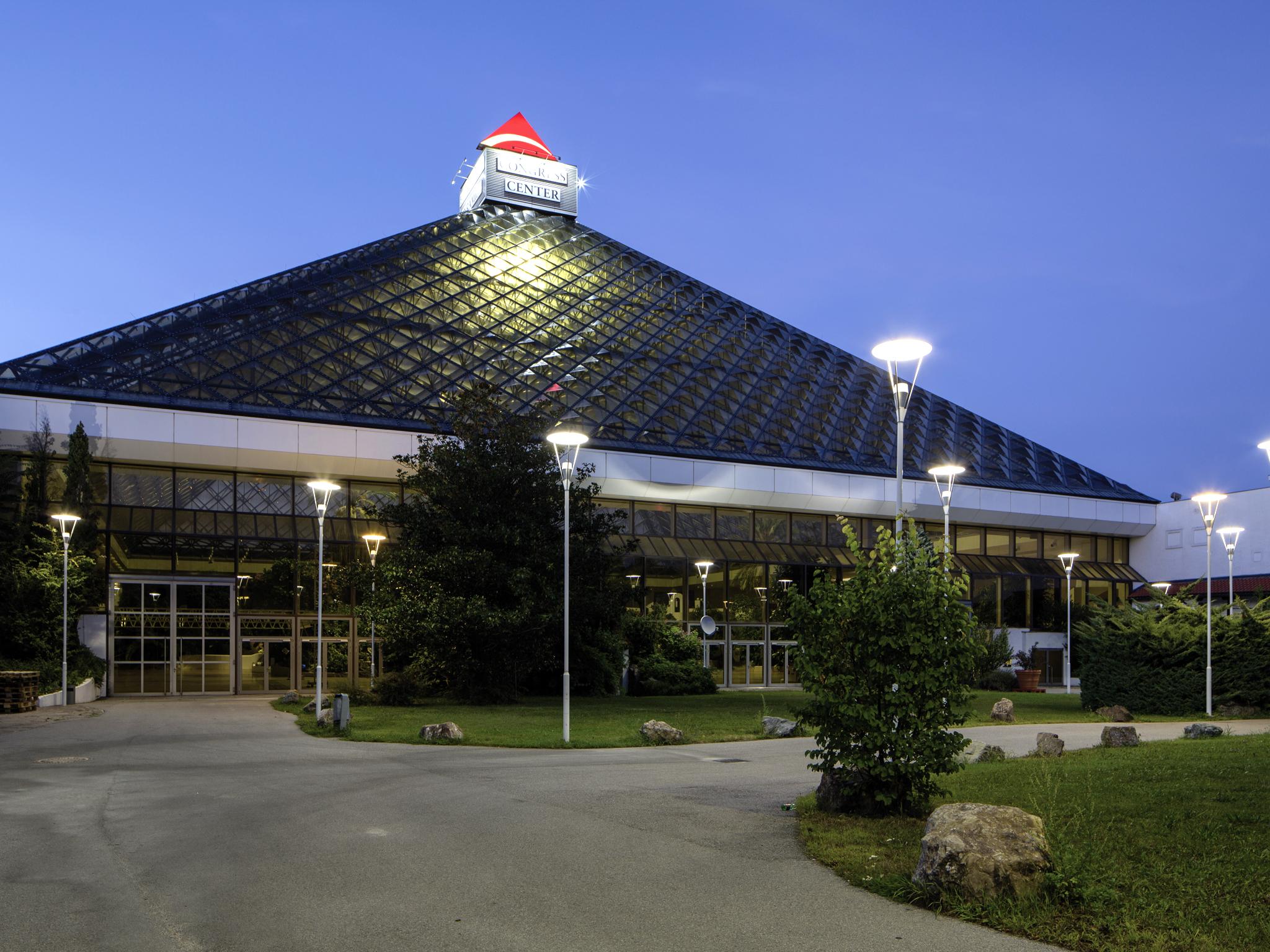 Eventhotel Pyramide Voesendorf Exterior photo